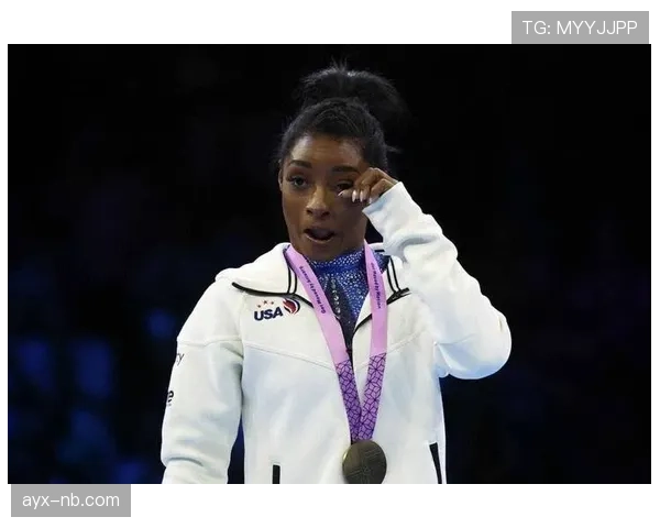 西蒙·拜尔斯训练完直接啃冰块？这自律也太狠了